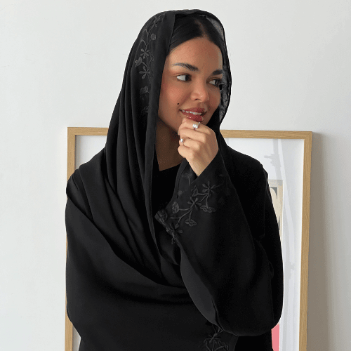 عباية سوداء بتطريز أسود على الأكمام وأسفل العباية ( عباية ليلى)
