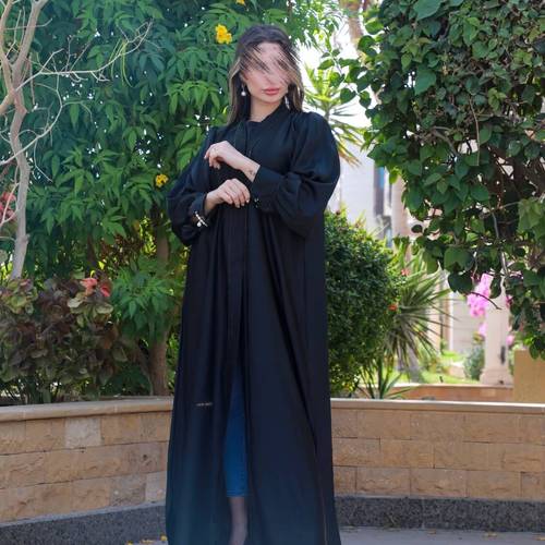 عباية ساتان مزين بالكريستال الأسود مع مشبك لولو بالكم