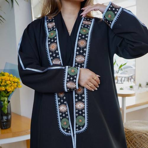 عباية لف مزين بسدو العيون مع تحديد سماوي على الحواف 