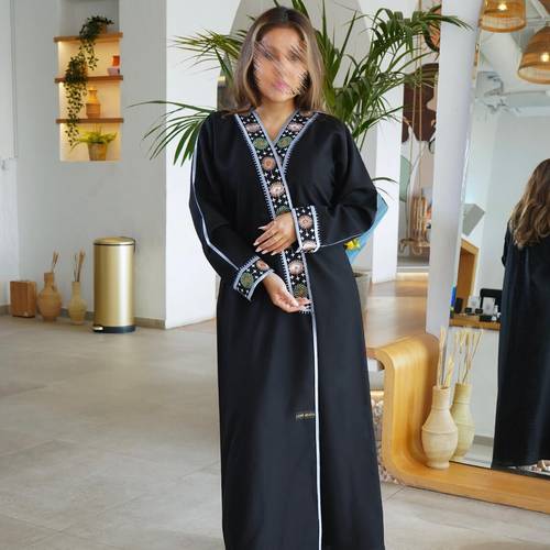 عباية لف مزين بسدو العيون مع تحديد سماوي على الحواف 