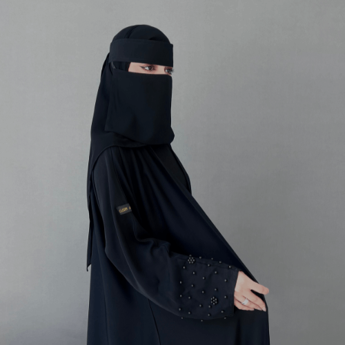 عباية كلوش مزينة باللؤلؤ الأسود على الأكمام واسفل العباية (عباية لينا) 