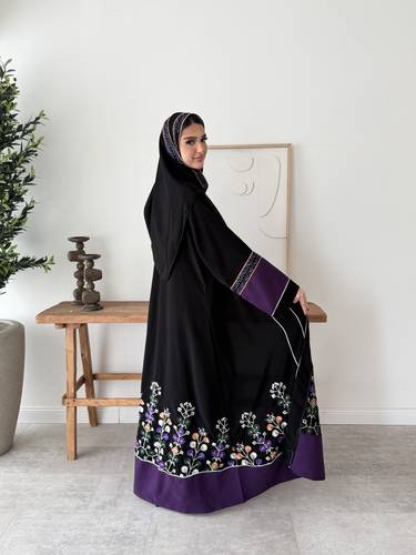 عباية كريب ملكي بتطريز انيق وتدخيلات موف (عباية انفال)