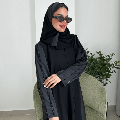 عباية كلوش بأكمام وجوانب باللون الأسود مع شك يدوي على الكتف (عباية فرح اسود)