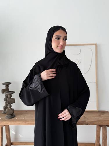 عباية كريب ملكي نص كلوش بشغل يدوي ورود وخرز  (عباية ميلان)