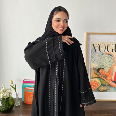 عباية سوداء مزينة بقيطان أبيض وأسود أنيق (عباية فاتن )