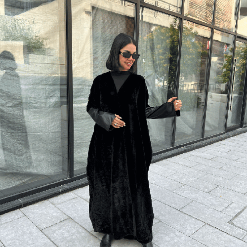 عباية بشت مخمل بكم طويل من الجلد وفتحة للإبهام 