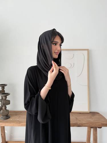 عباية كريب ملكي بتدخيلات شيفون بفصوص سوداء وأكمام مبطنة(عباية رحاب)
