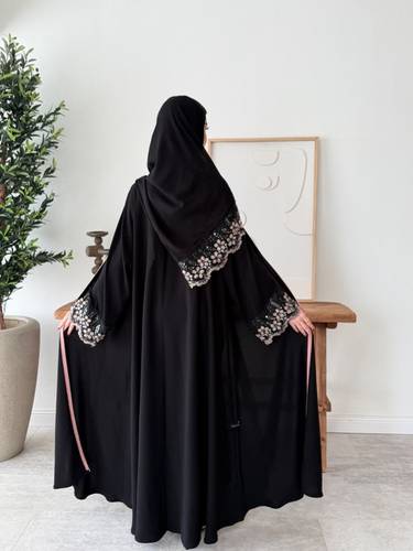 عباية كريب ملكي بتطريز ورود على الأكمام مع شك (عباية دلال بينك)