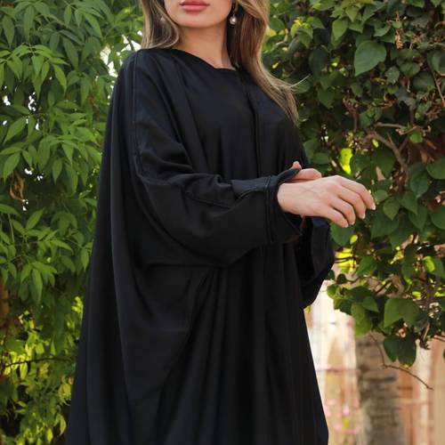 عباية بشت كريب مزين بكريستال على طول الأكمام