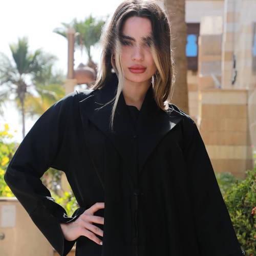 عباية كريب كتان بياقة رسمية مزينة بأزرار أنيقة