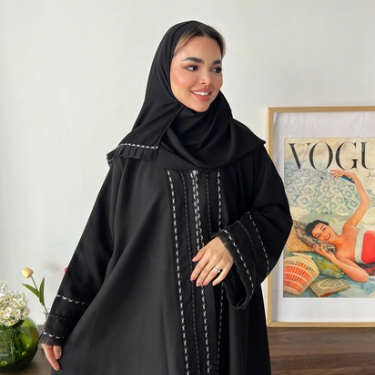 عباية سوداء مزينة بقيطان أبيض وأسود أنيق (عباية فاتن )