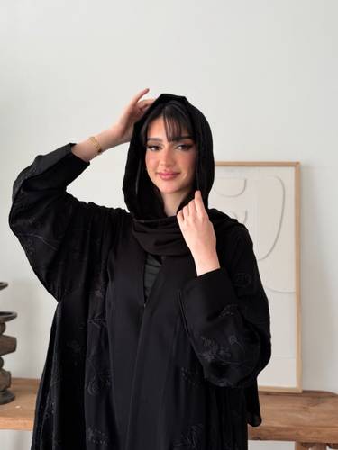 عباية دبل كلوش إنترنت مطرزة بالكامل بالأسود (عباية تهاني)