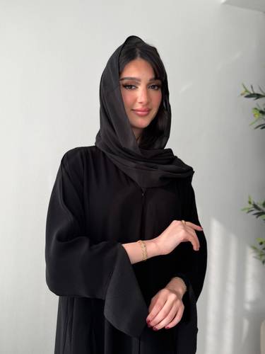عباية كريب ملكي بتدخيلات شيفون بفصوص سوداء وأكمام مبطنة(عباية رحاب)