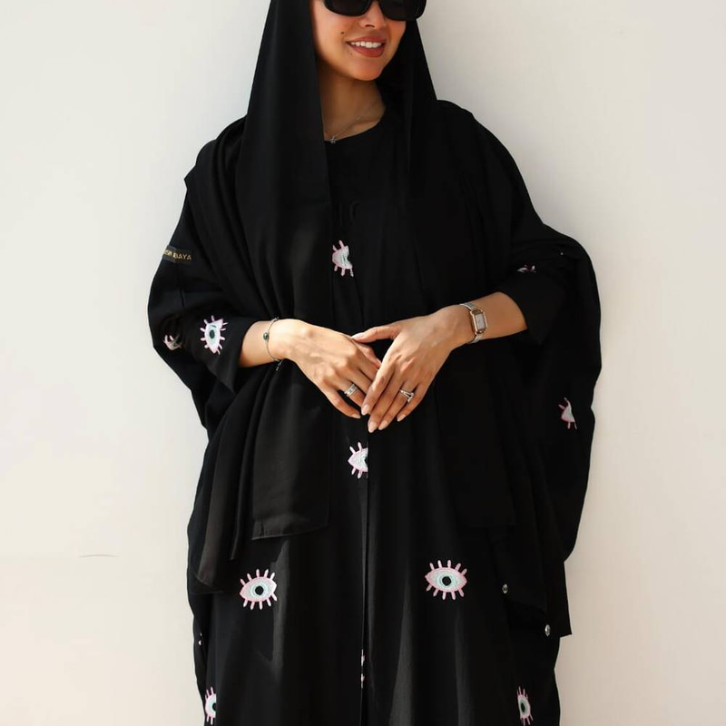 عباية لف سوداء مزينة بتطريز العيون 