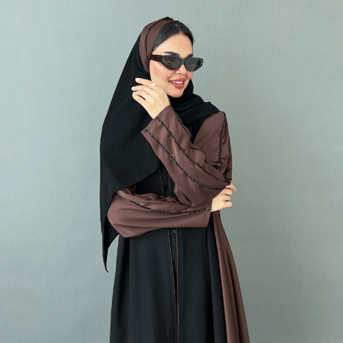 عباية كلوش بأكمام وجوانب باللون البني مع شك يدوي على الكتف (عباية فرح بني) 