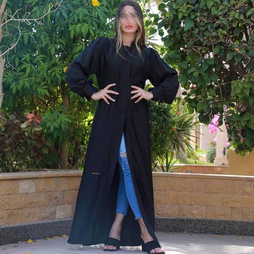 عباية ساتان مزين بالكريستال الأسود مع مشبك لولو بالكم