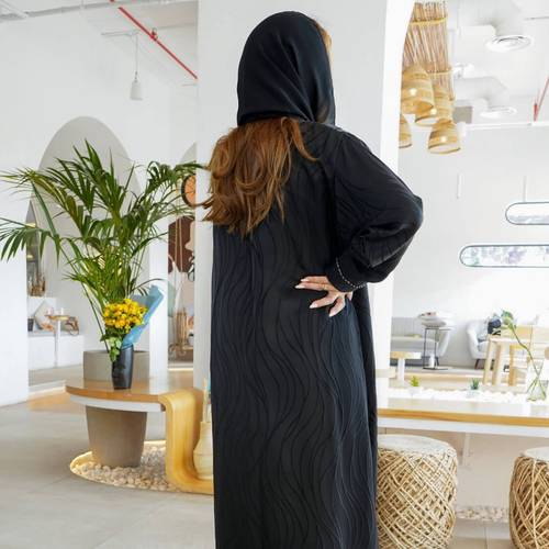 عباية رسمية بقماش الجاكار وأطراف كريستال 