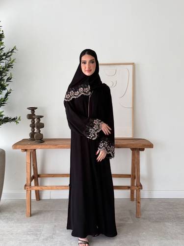 عباية كريب ملكي بتطريز ورود على الأكمام مع شك (عباية دلال بينك)