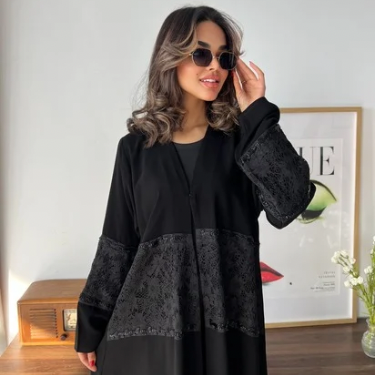 عباية كريب ملكي كوري بدانتيل فاخر مع تدخيلات خرز (عباية ألين)