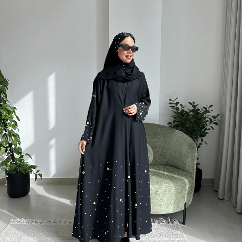 عباية كلوش مزينة باللؤلؤ الأبيض على الأكمام وأسفل العباية (عباية نجاة) 