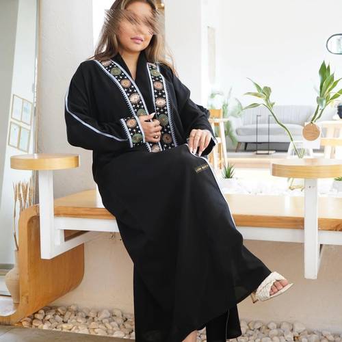 عباية لف مزين بسدو العيون مع تحديد سماوي على الحواف 