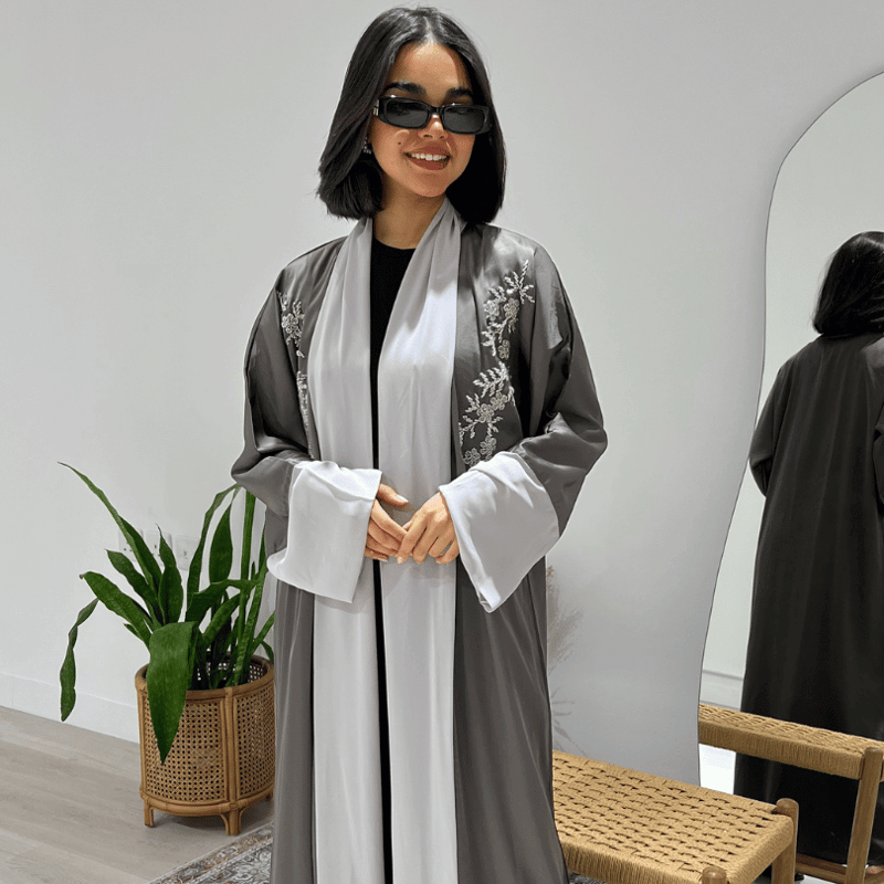  عباية  بلون مميز مع شك على الصدر