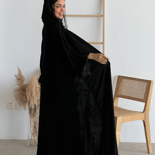 عباية كريب ملكي بتطريز أسود على الجوانب والأكمام ( عباية سارة) 
