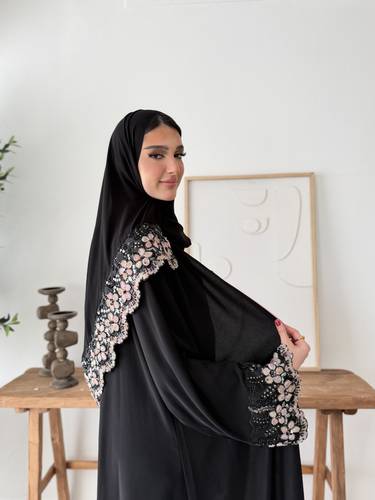 عباية كريب ملكي بتطريز ورود على الأكمام مع شك (عباية دلال بينك)
