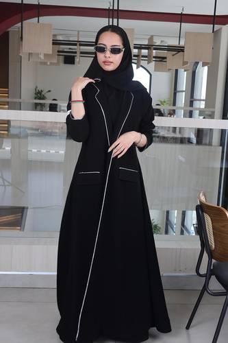 عباية رسمية نص كلوش، بقماش كريب فاخر، مع قبة أمامية وجيوب عملية وكسرة خلفية مع طرحة محددة بقبطان أبيض