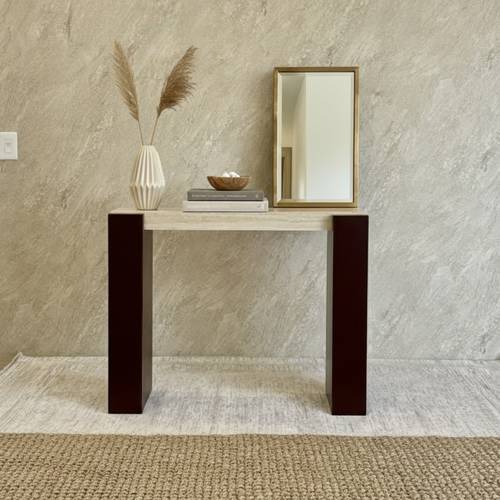 طاولة كونسول مدخل بتصميم مودرن يجمع بين الفخامة والبساطة