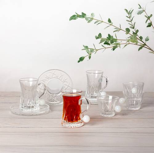 Set of 18 pieces of tea bowls and saucers with cups