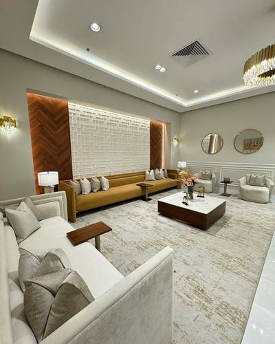 طقم كنب مودرن فاخر بتصميم ذهبي وبيج للمجالس والفلل - قماش مقاوم للبقع مع إمكانية تخصيص الألوان
