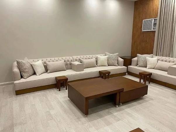 طقم مجلس أرضي فاخر بتصميم كلاسيكي عصري - مريح، عملي، وقابل للتفصيل