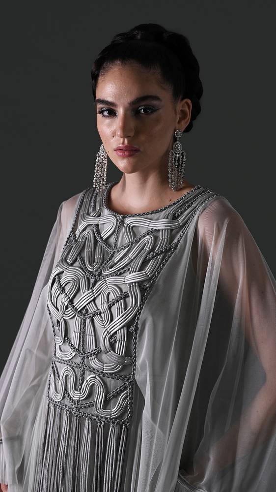 فستان رمادي بأكمام كلوش وخيوط هدب مزينة بالكريستال بتصميم فاخر | 50413
