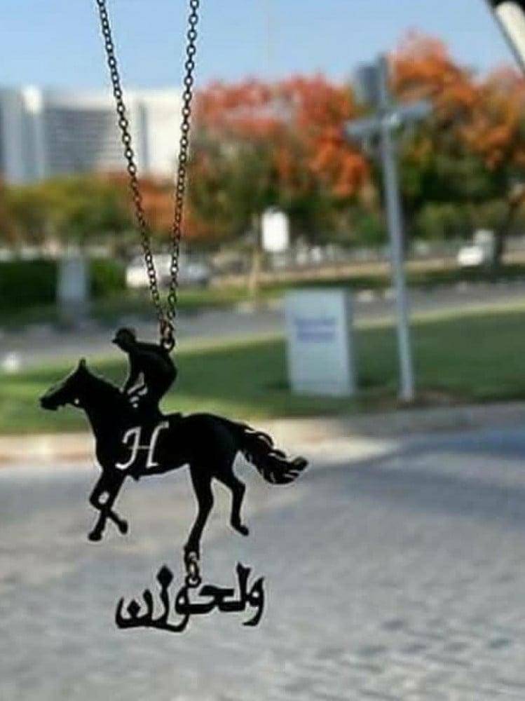 تعليقة سيارة بشكل خيل بالاسم حسب طلبك