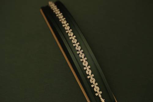 سواره اللون ابيض تصميم الماس عيار 18 الوزن ( 9.61 )