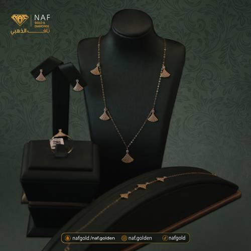 طقم ذهب عيار 18 الوزن 3.53 جرام  تقريبا
