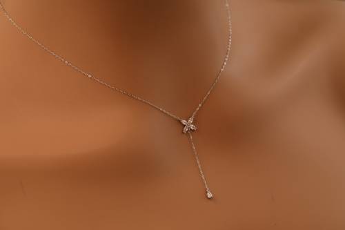 18K White Gold Flower Necklace - Approx. 1.14g