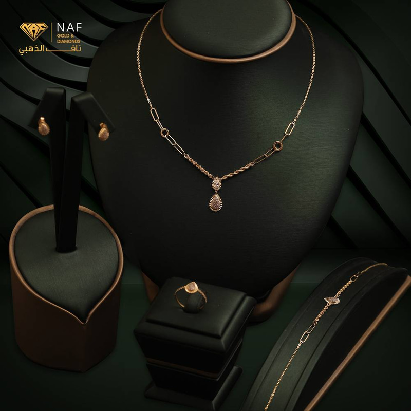 طقم ذهب من عيار 18 - الوزن 6.84 جرام