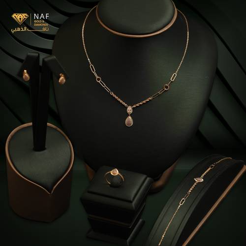 طقم ذهب من عيار 18 - الوزن 6.84 جرام