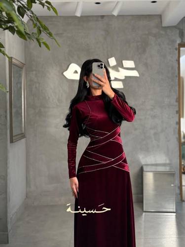 فستان مخملي بتفاصيل فضية راقية