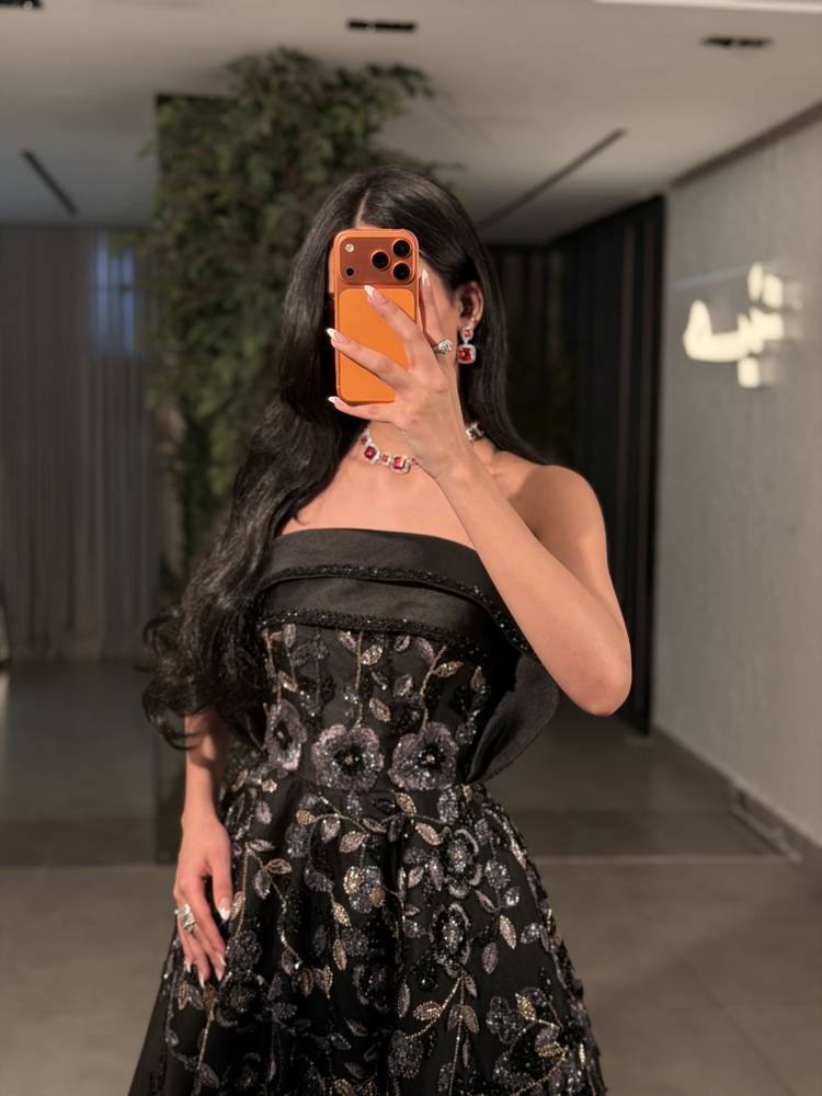 فستان سهرة أسود منفوش تطريز وردي فاخر