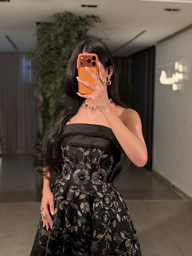 فستان سهرة أسود منفوش تطريز وردي فاخر