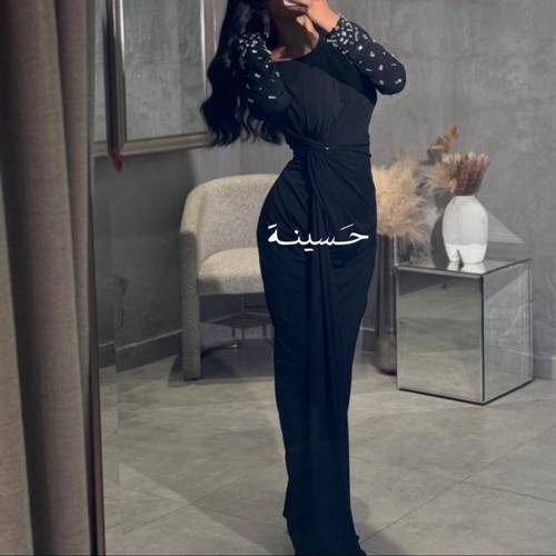 فستان أسود بقصة خصر مجمعة تبرز الجسم