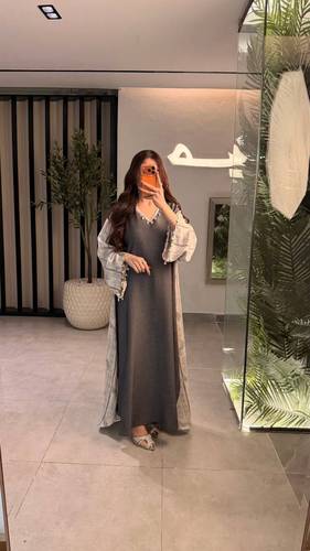 جلابية أنيقة بتصميم عصري يجمع بين البساطة والتفاصيل الراقية