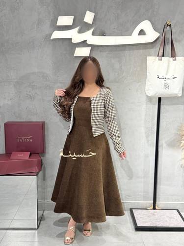 طقم فستان بني دافئ مع جاكيت أنيق