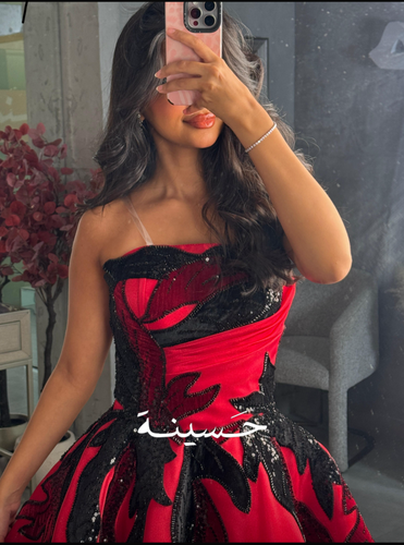 فستان أحمر ملكي بتطريز أسود لامع