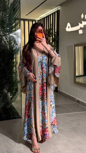 جلابية ملوّنة بذوق، نقشتها حلوة وتلفت،
