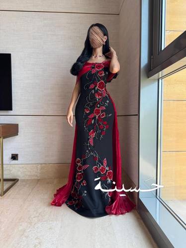 فستان تول أسود مطرّز بالورد الأحمر