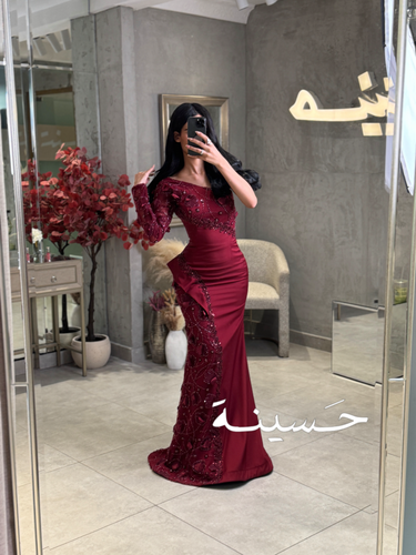 فستان عنابي ضيّق بأكمام طويلة وقصة كتف